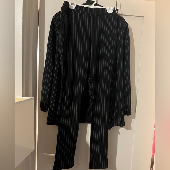 Boohoo Tailored Pinstripe 2 Piece Suit Sz Sm (4) NWT - Picture 4 of 5